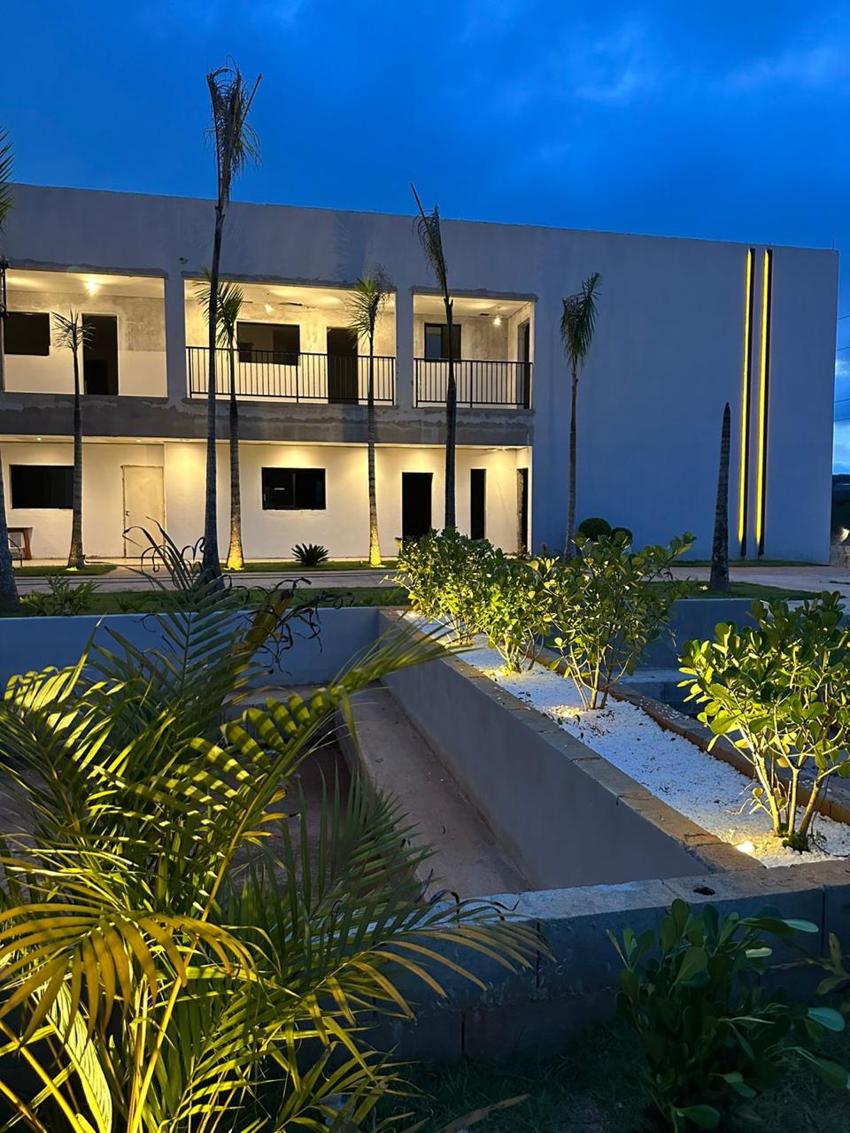 Vista noturna — paisagismo iluminado