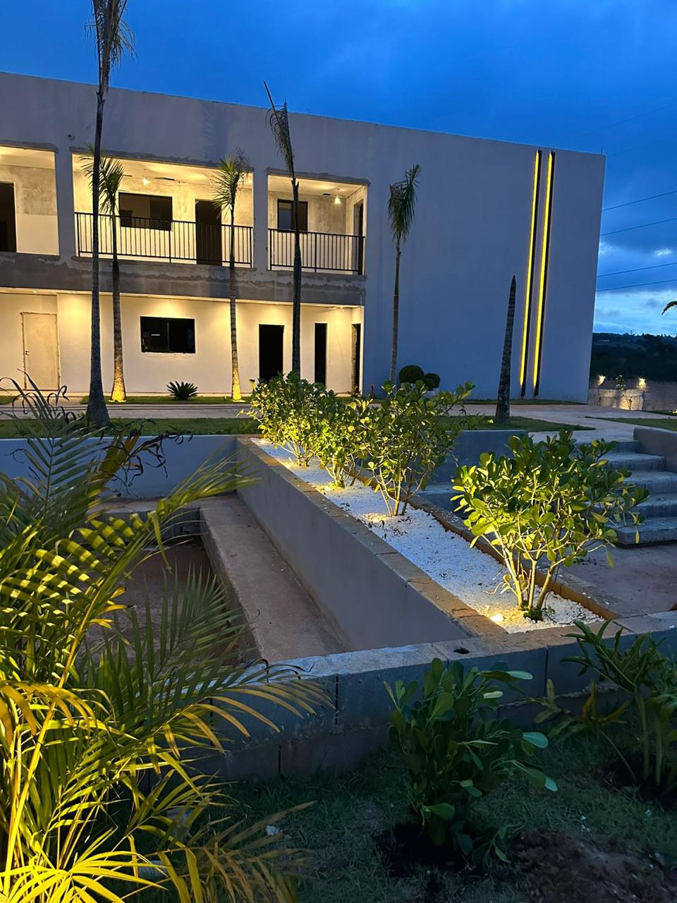 Fachada iluminada à noite